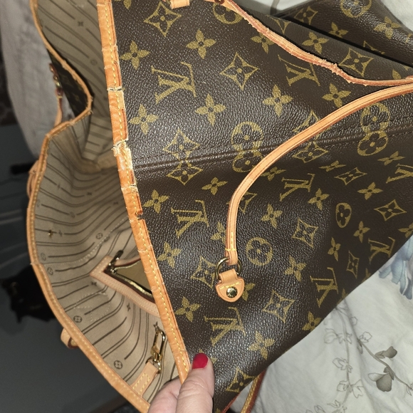 Louis Vuitton GM Neverfull Monogram Tote bag. Largest size this Bag Comes In. - Picture 17 of 17